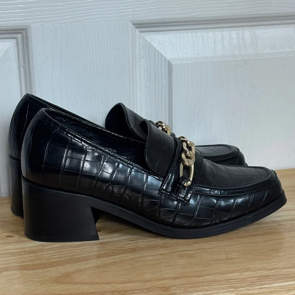 Urban Outfitters Black Croc Print Loafers with Heel and gold chain accent size 7 - Picture 2 of 11